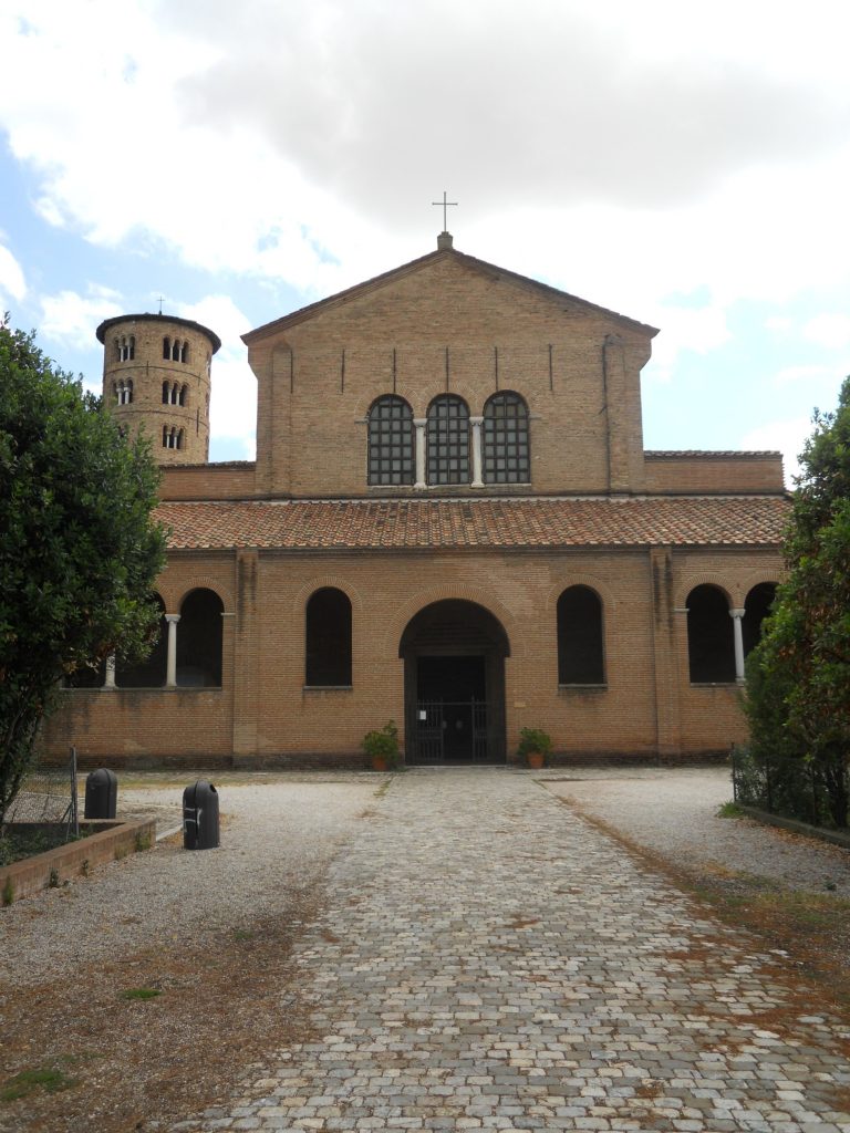 Sant’Apollinare in Classe: Un Gioiello Bizantino sulla Costa Romagnola