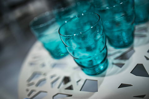Il segreto delle bollicine: plastica vs. vetro