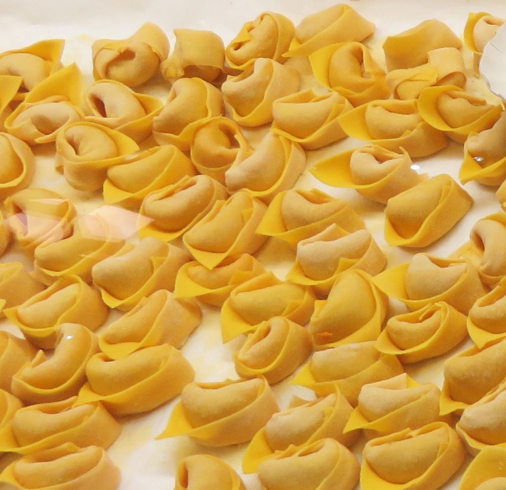 Tortellini vs. Cappelletti: Un Confronto tra Delizie Romagnole