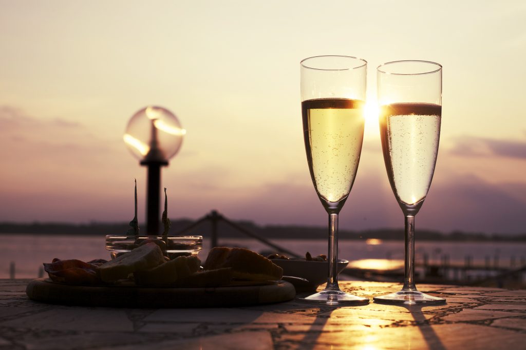 Spumanti e Vini Frizzanti: Un Confronto tra Bollicine