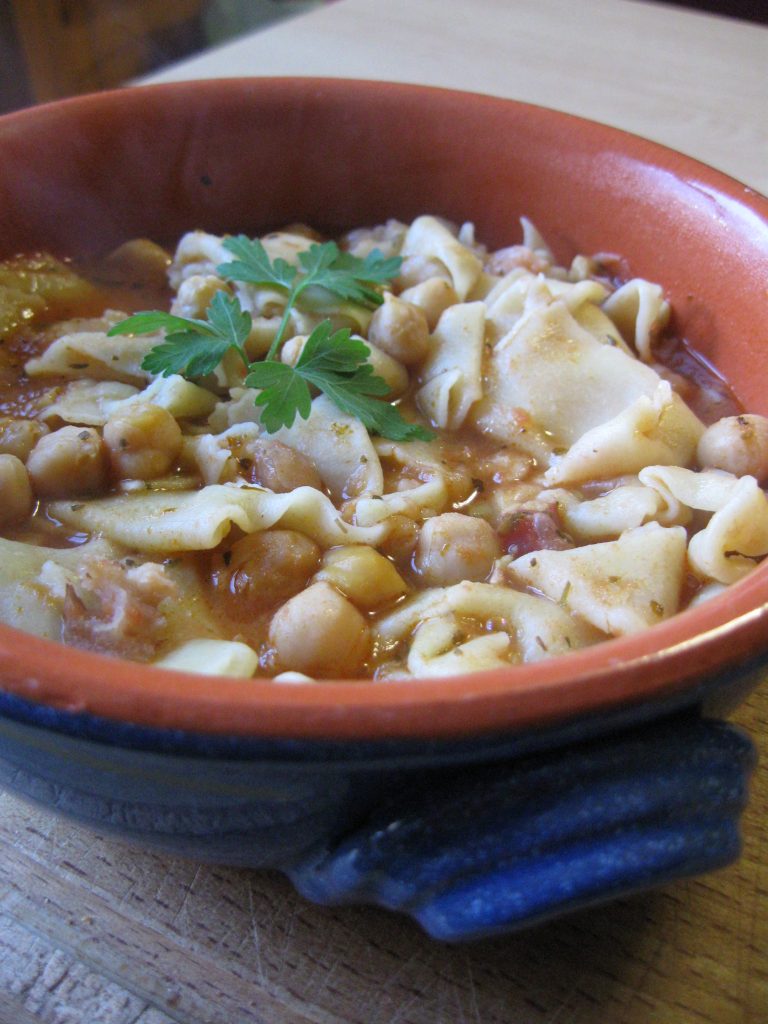 Zuppa di Ceci e Pasta Irregolare: Un Rimedio Invernale