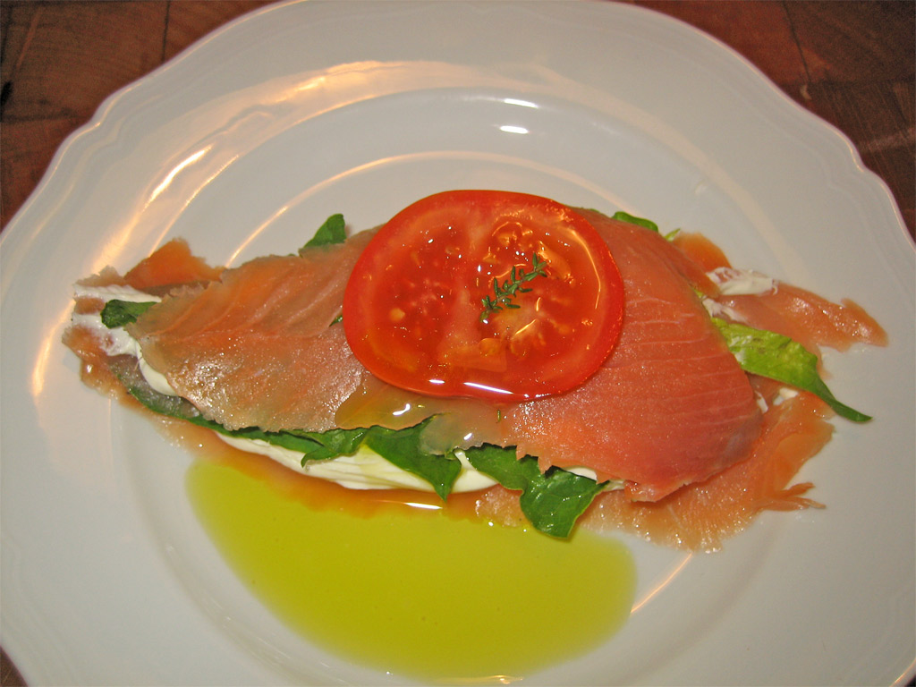 Il Salmone: Un Viaggio Gastronomico attraverso Diverse Preparazioni