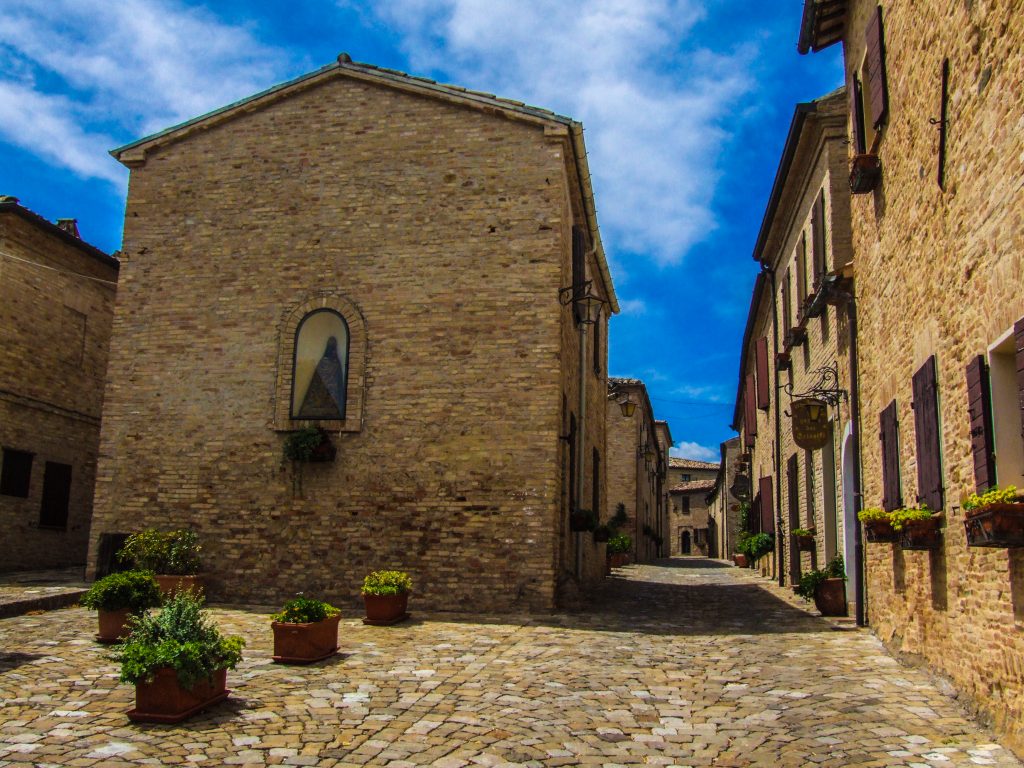 Montegridolfo: Un Borgo Medievale incastonato tra Romagna e Marche