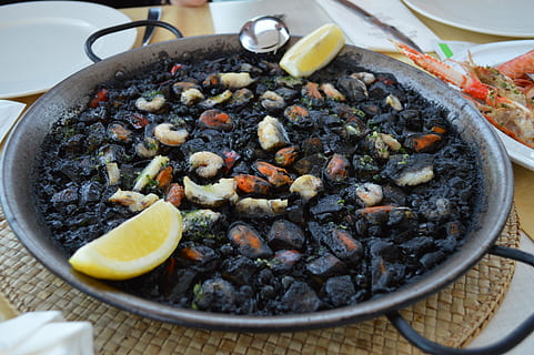 Massimo’s Seafood Haven Now Open
Un ambiente accogliente e rilassato, situato vicino al cuore storico di Cesenatico, a breve distanza dalla Piazzetta delle Conserve, attende i suoi ospiti. L’Osteria del Pesce Fresco da Massimo offre specialità ittiche preparate con la maestria della cucina tradizionale romagnola, e non solo. Il menù, che varia a seconda della disponibilità del pescato giornaliero, è creato con pesce freschissimo, acquistato direttamente dai pescatori locali. L’impegno per la qualità si estende a tutti gli ingredienti, dalle verdure ai frutti di mare, garantendo piatti preparati con materie prime di prima scelta. Troverete l’osteria in Via della Repubblica 39 (vicinanza a Viale Roma), Cesenatico (FC). Per prenotazioni: 334.8860088. Iscriviti alla nostra newsletter per rimanere aggiornato su eventi ed offerte!