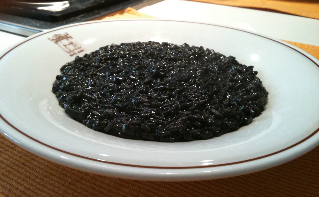 Un’Elegante Ricetta Romagnola: Risotto con Nero di Seppia e Componenti Innovativi