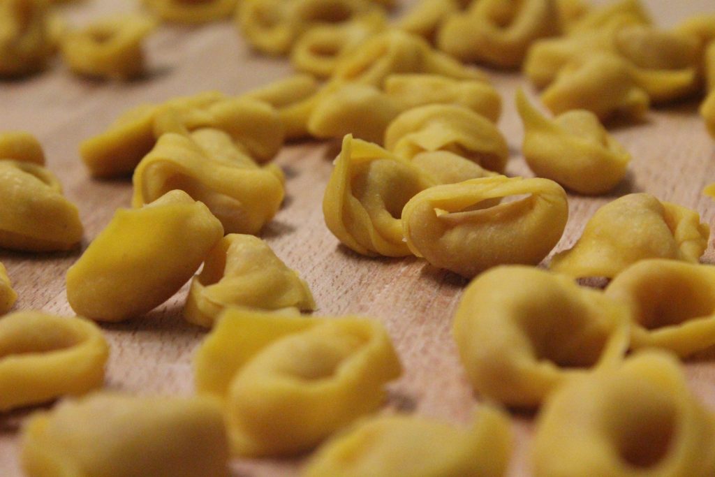 Tortelli alla Lastra: Un Viaggio Culinario nell’Appennino Tosco-Romagnolo