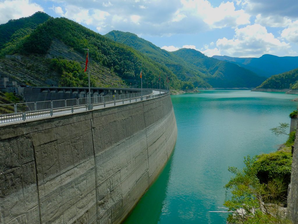 Esplorando il Lago di Ridracoli: Un’avventura acquatica nel cuore dell’Appennino