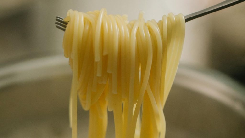 Acqua della pasta, non buttarla nel lavandino per nessun motivo al mondo: ti distrugge la cucina in un nanosecondo