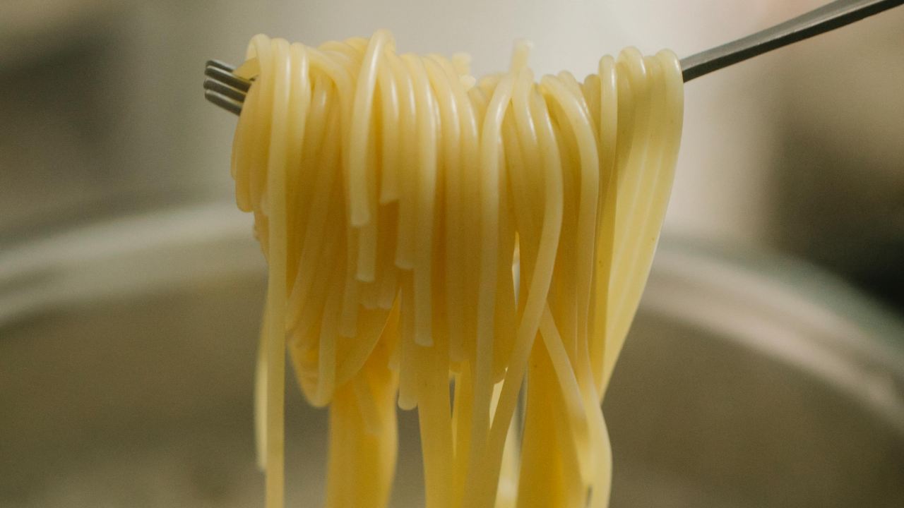 Acqua della pasta, non buttarla nel lavandino per nessun motivo al mondo: ti distrugge la cucina in un nanosecondo