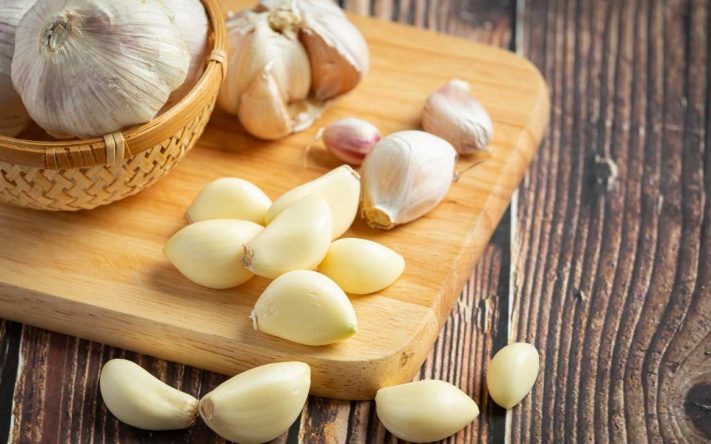 Aglio intero e in spicchi sbucciato