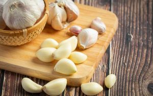 Aglio intero e in spicchi sbucciato