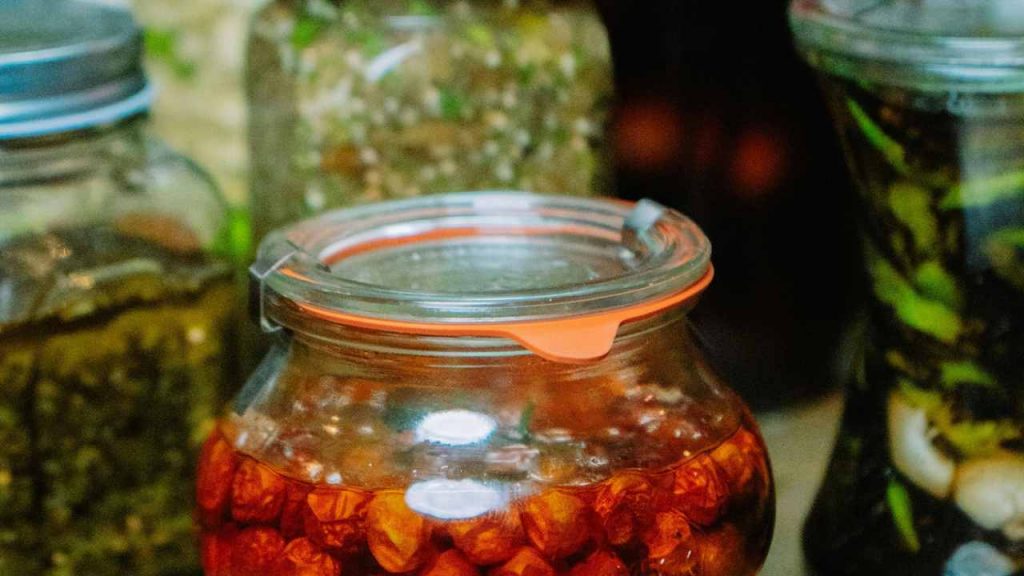 Barattoli di alimenti sott'olio (pexels.com) - romagnaatavola.it