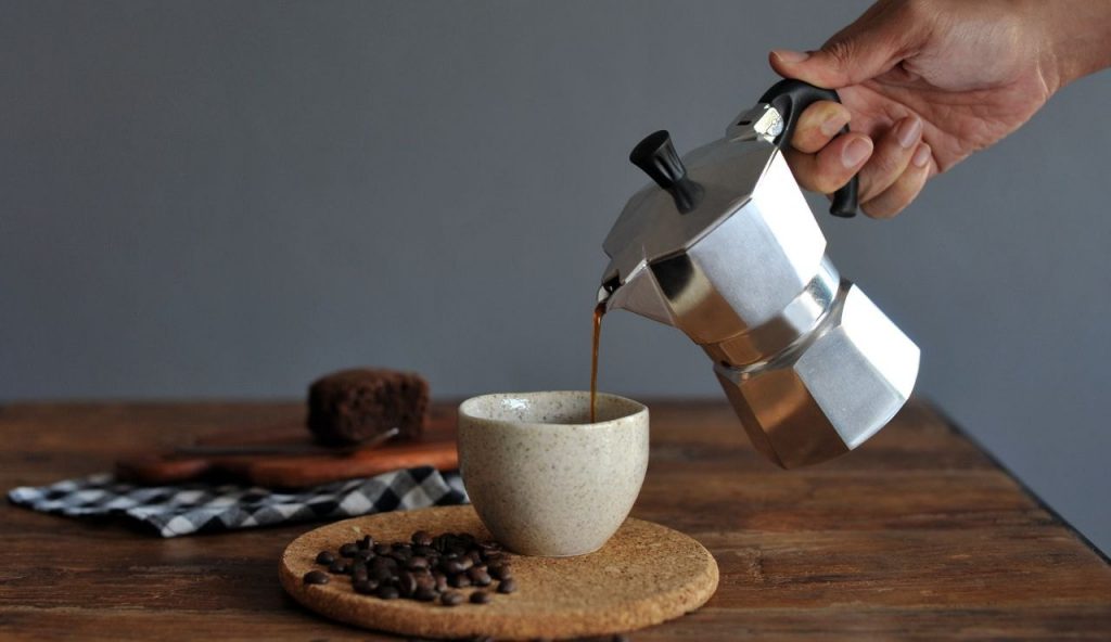 Acqua del rubinetto per caffè con moka