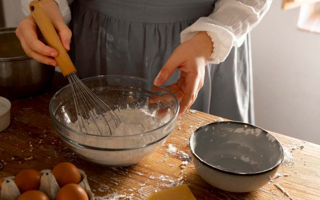 Una persona che prepara un dolce