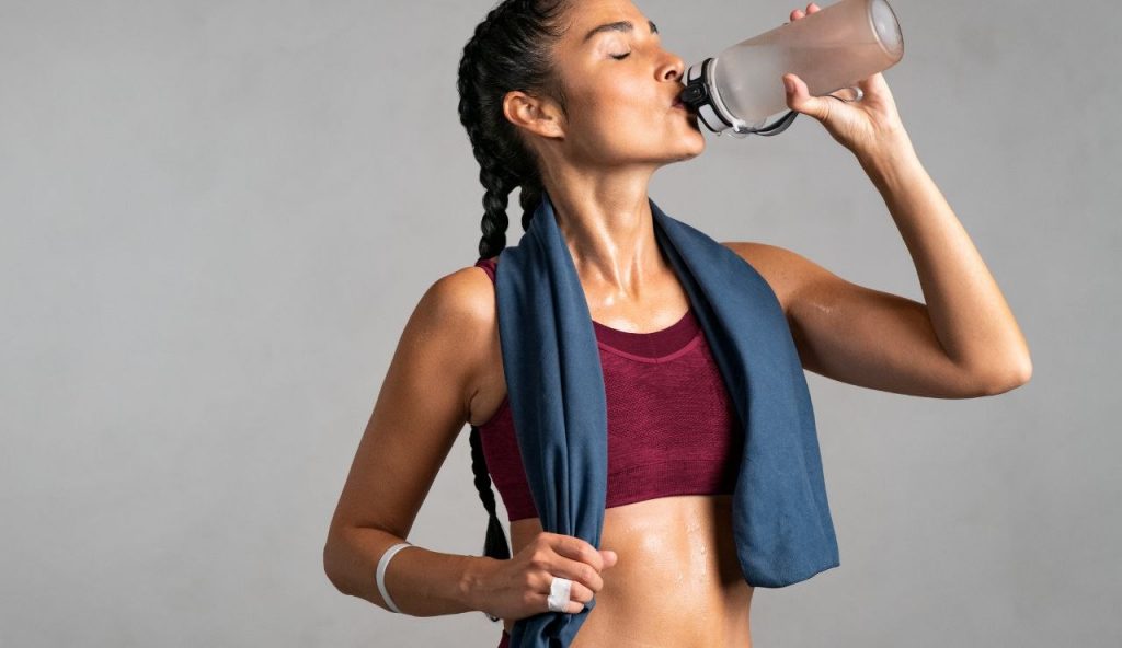 Ma quale dieta, “Bevete questo numero esatto di bicchieri d’acqua e i kg scendono come nulla fosse” | Il nutrizionista lo ha ammesso