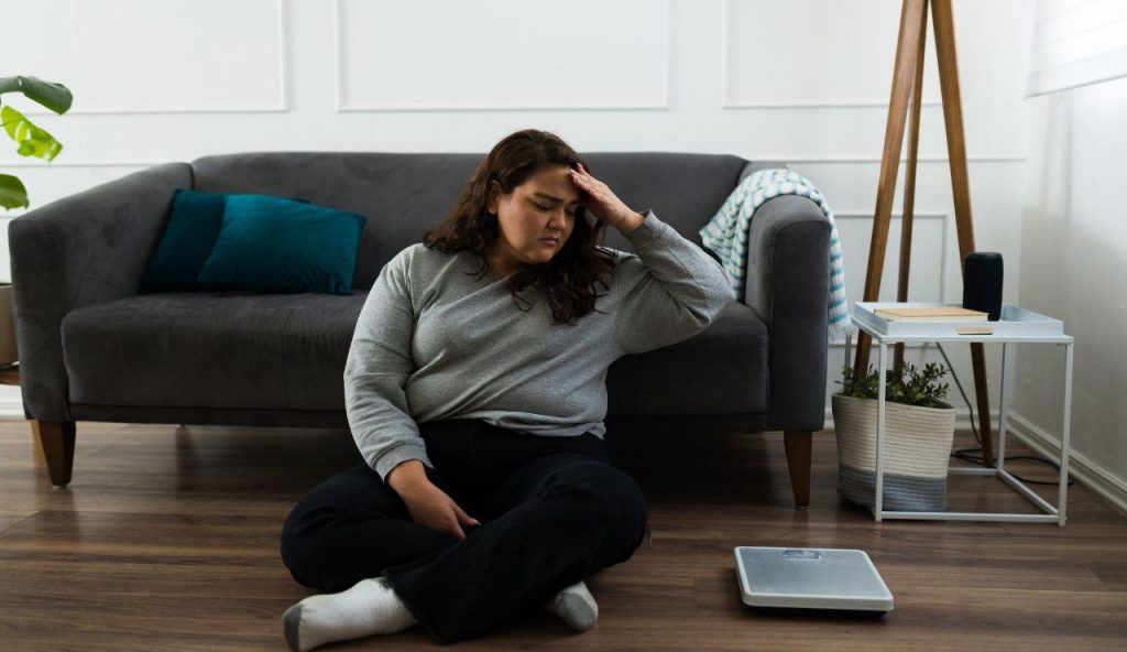 Ma quale dieta, “Cenate a quest’ora precisa e il metabolismo mette il turbo”: se lo fate anche 5 minuti dopo non vale
