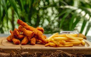 Pollo e patatine fritte su un tavolo