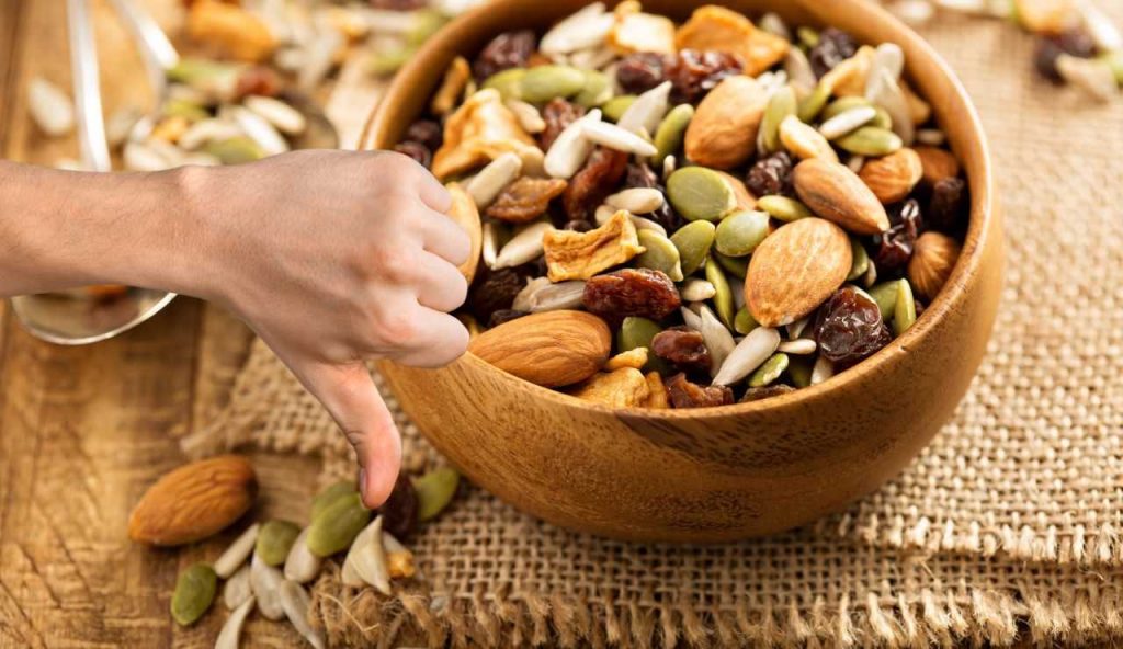 Frutta secca, ma quale sicura: “è tossica, contiene una sostanza chimica” | Smettete subito di mangiarla