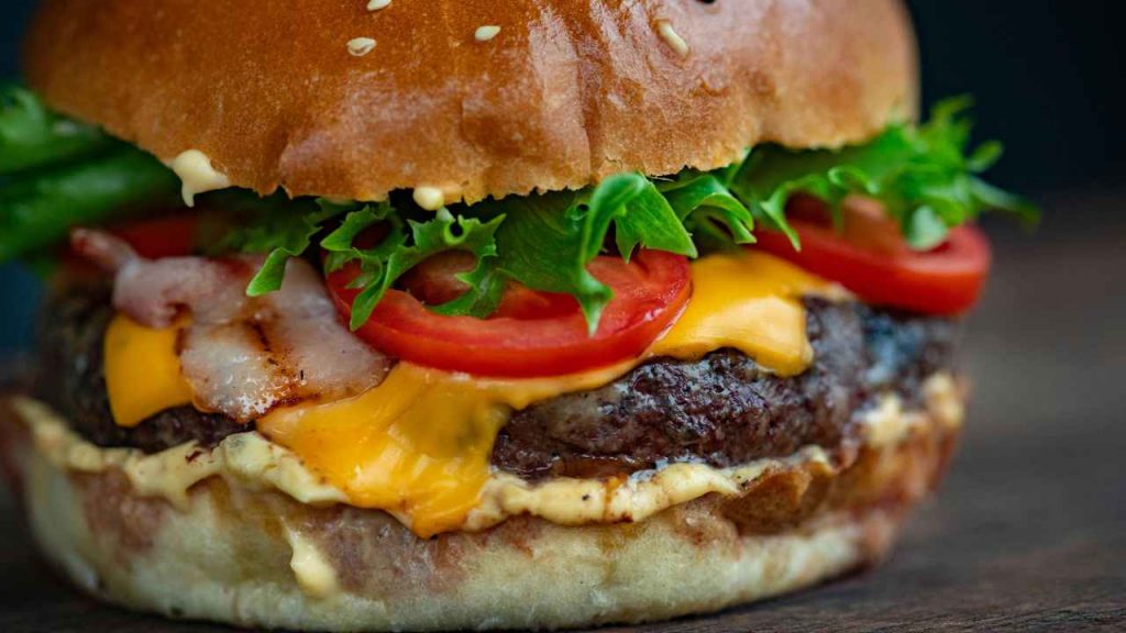 LIDL fa chiudere i pub italiani: con 1.49 euro mangiate un hamburger unico nel suo genere | Nei locali se lo sognano