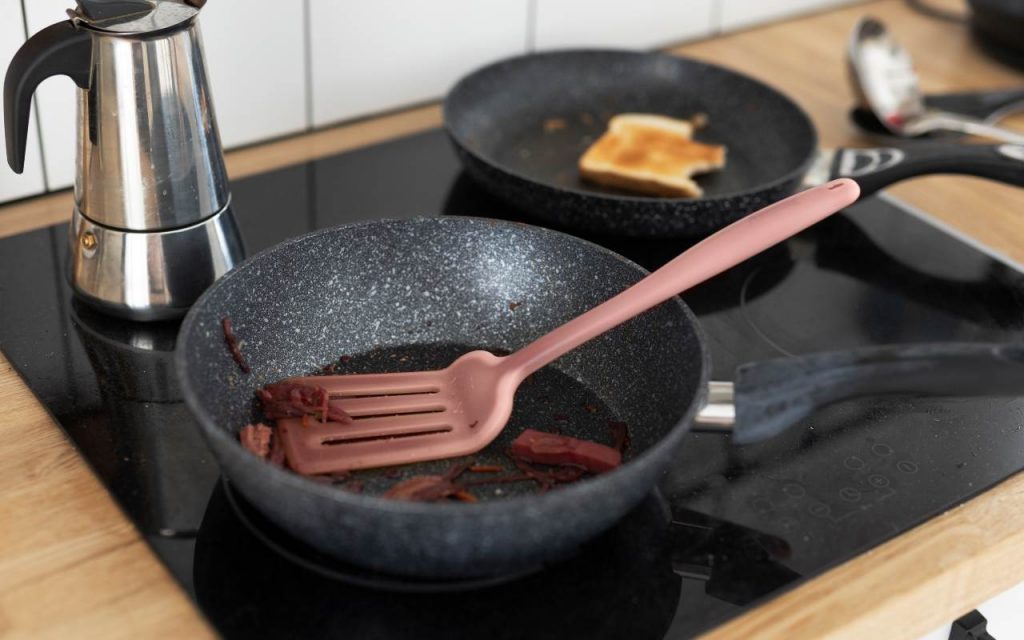 Una padella bruciata sul fornello della cucina