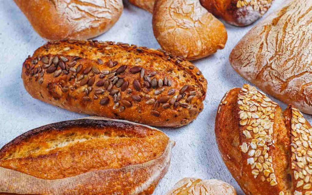 Diversi tipi di pane su un tavolo