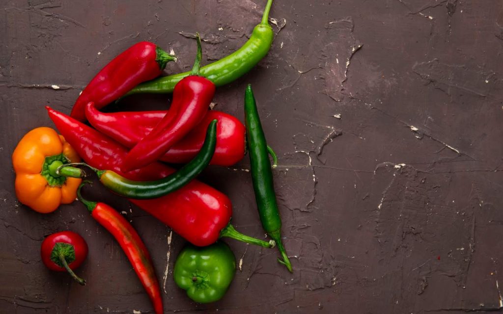 Diversi tipi di peperoncini su un tavolo