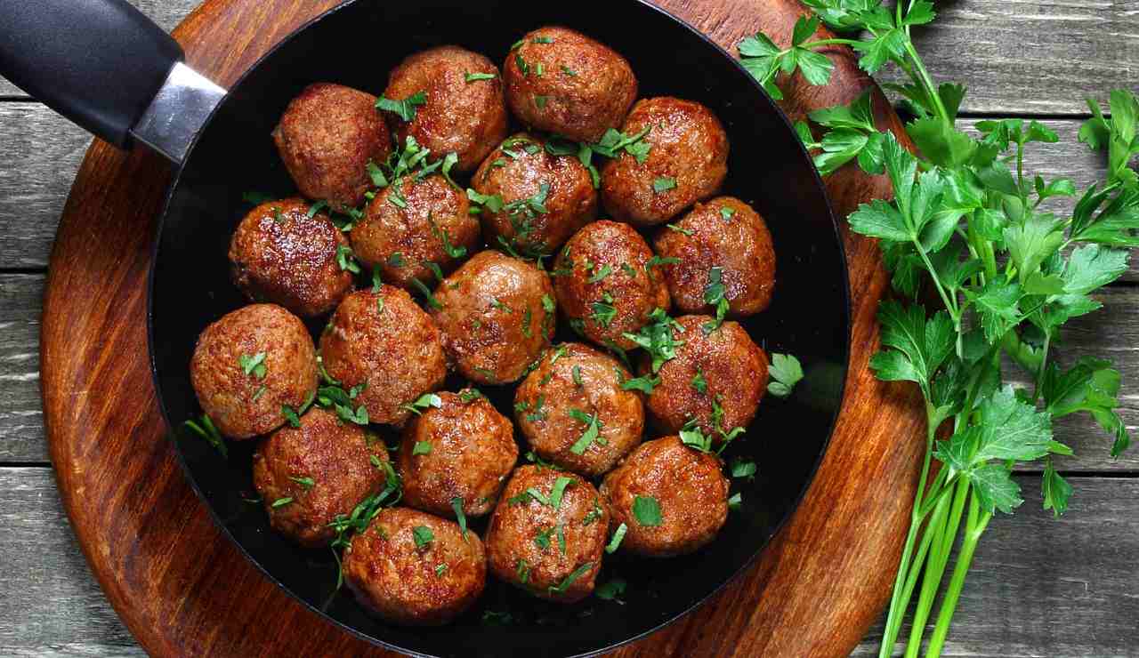 Polpette, quelle di carne mangiatele voi: mangio solo quelle di tonno ormai | Hanno la metà delle kcal e sono squisite