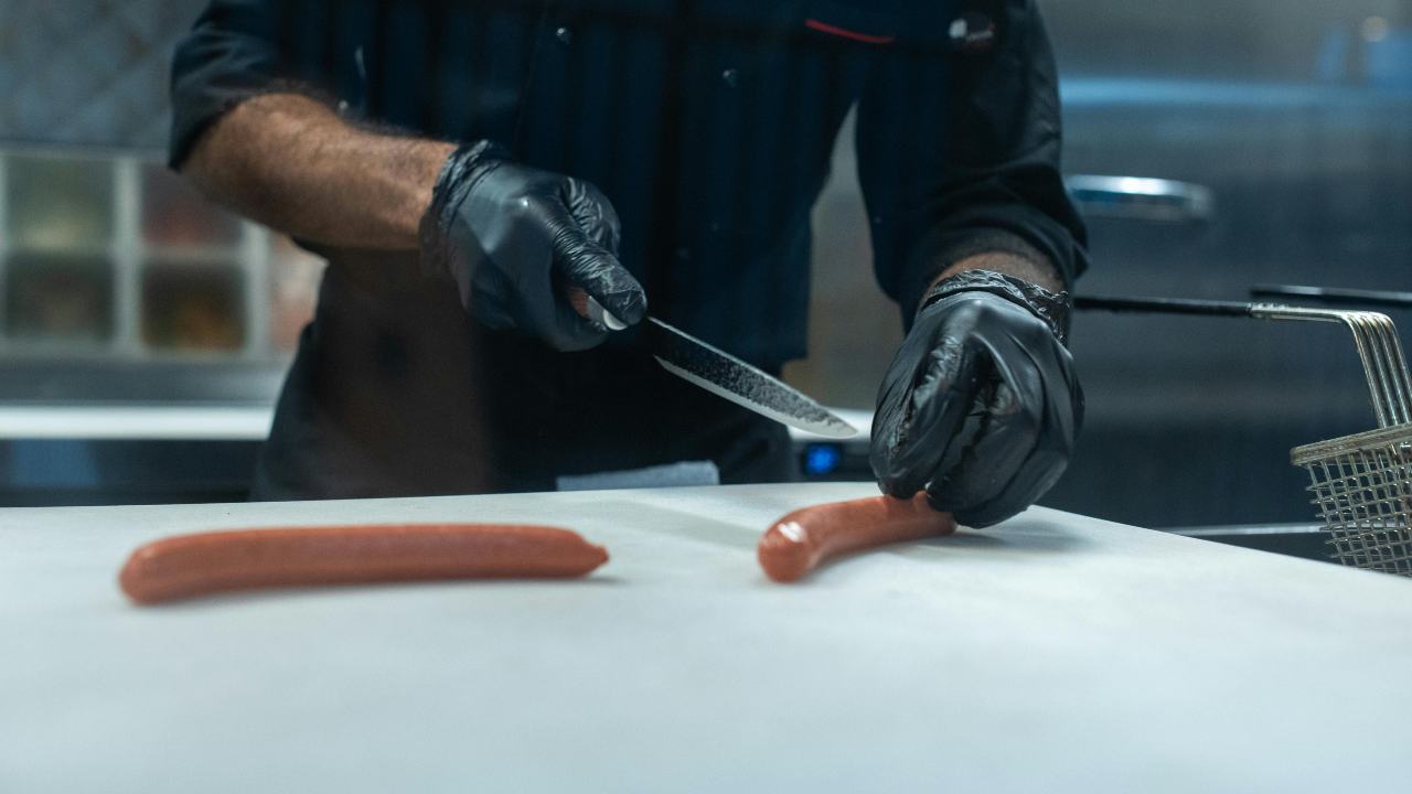 Allerta supermercati, “La salmonella ha invaso tutto”: svuotati i reparti salumeria | Non vi ci avvicinate nemmeno