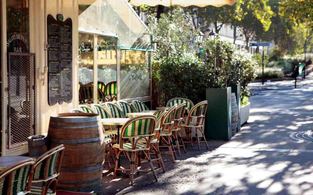 Vista dall'esterno di un ristorante