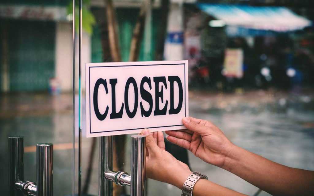 Cartello "chiuso" all'ingresso di un ristorante