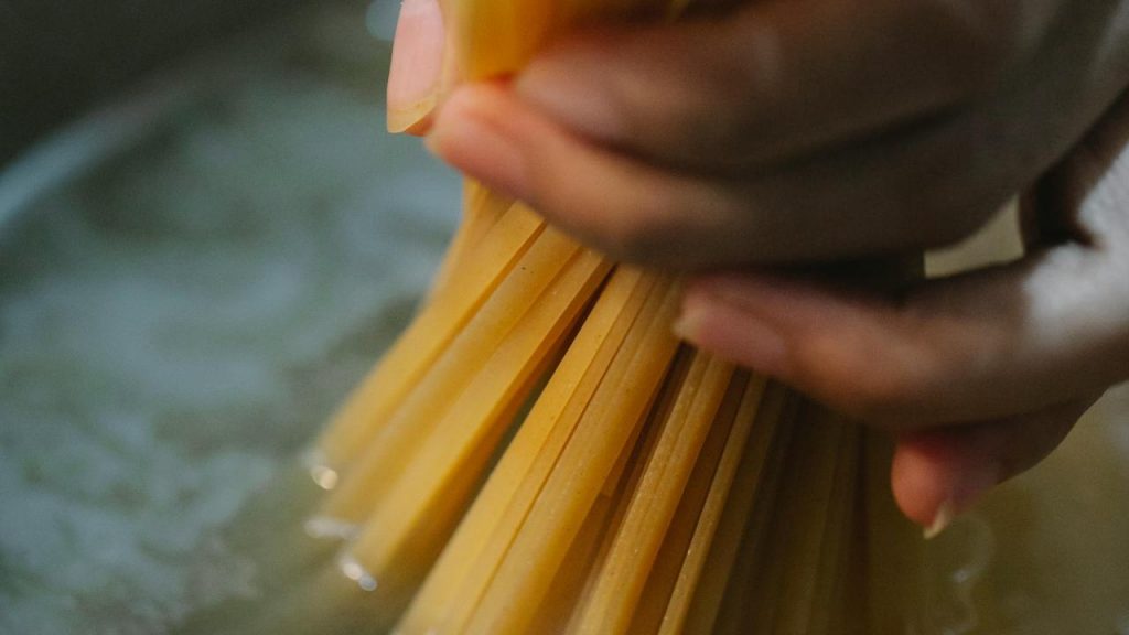 Sale nell'acqua della pasta (pexels.com) - romagnaatavola.it