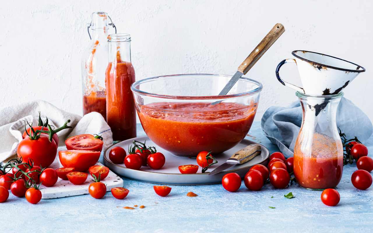 “Il mio sugo è troppo salato”: niente paura, basta una fettina di frutta e hai risolto | Gli chef lo fanno sempre