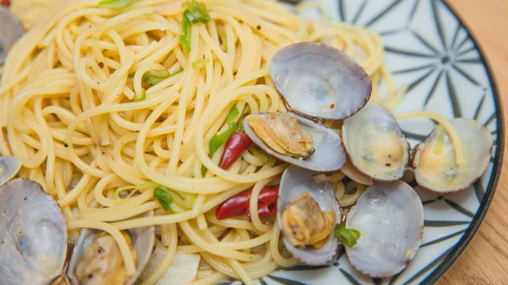 Vongole, basta un pizzico di sale e si puliscono da sole: non dovete impiegarci ore | Nei ristoranti stellati fanno sempre così
