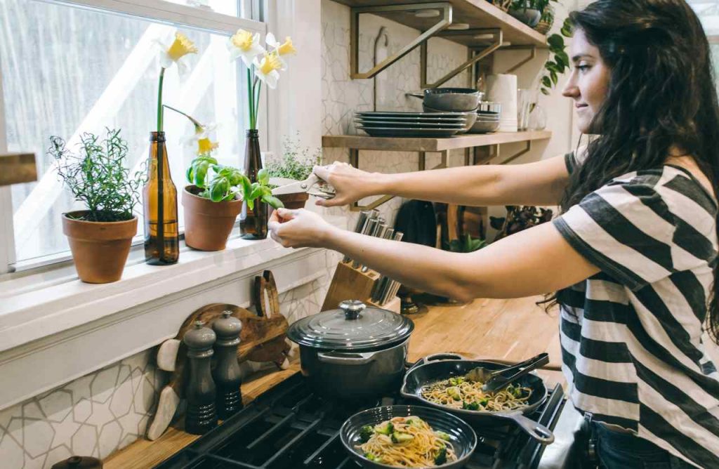 donna che cucina