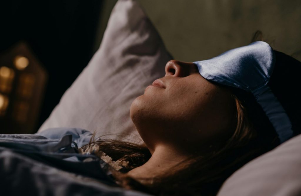 donna che dorme con mascherina sugli occhi