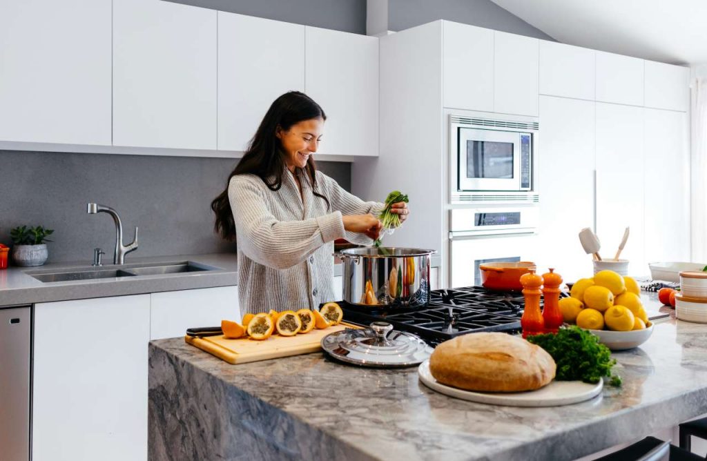 donna che cucina