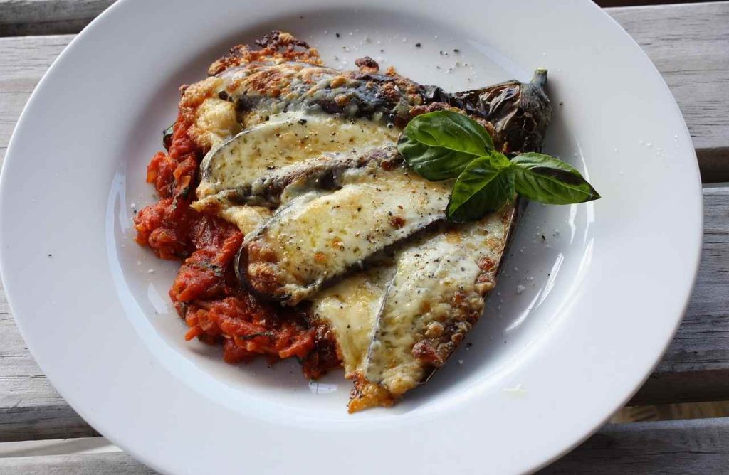 Parmigiana, altro che piatto calorico: questa è più leggera della frutta | Bastano 10 minuti e parte la goduria