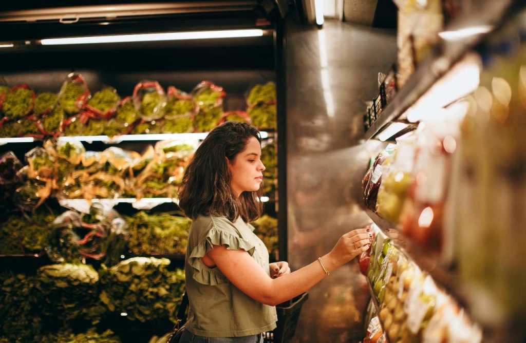 donna al supermercato