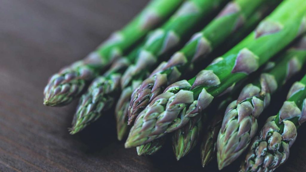 Asparagi, non sono salutari come sembrano: li ingerite e nel vostro stomaco ‘scoppia la bomba’ | Il medico ha lanciato l’allarme