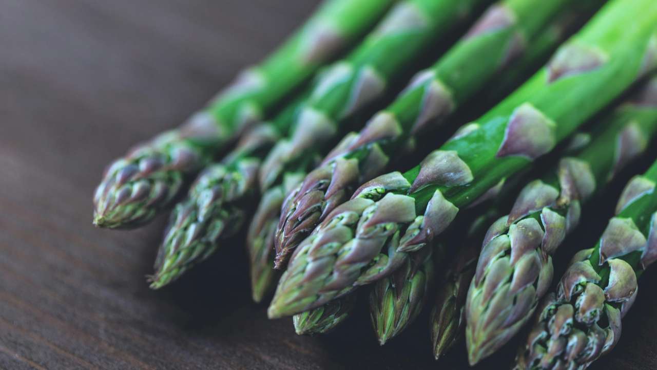 Asparagi, non sono salutari come sembrano: li ingerite e nel vostro stomaco ‘scoppia la bomba’ | Il medico ha lanciato l’allarme