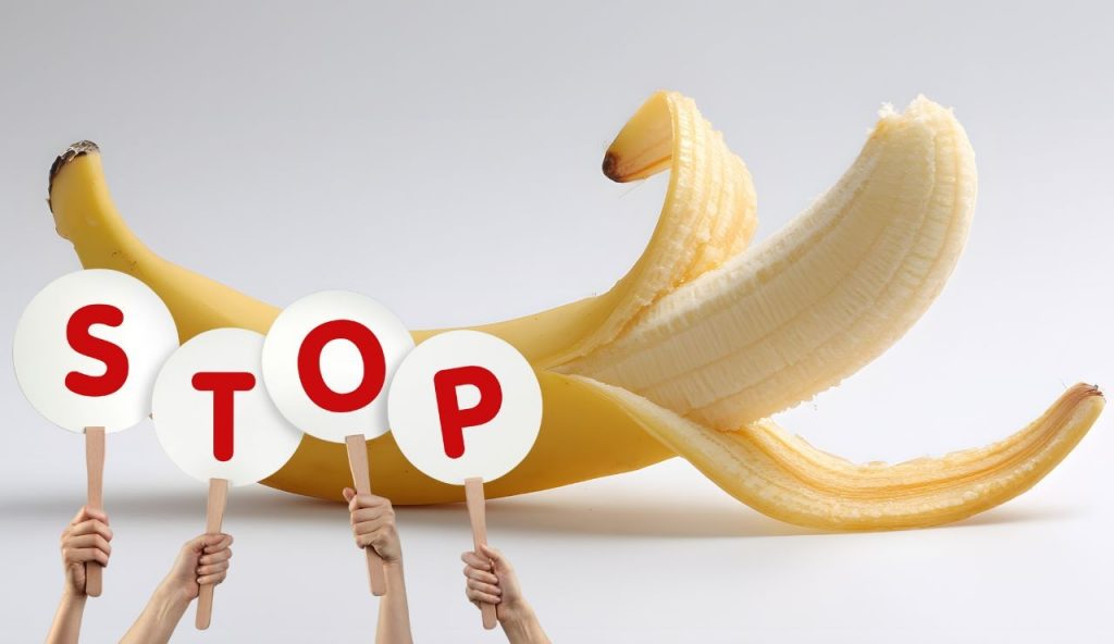 Banana, smettete subito di sbucciarla prima di mangiarla: “I residui…” | Il medico lo ha ammesso finalmente