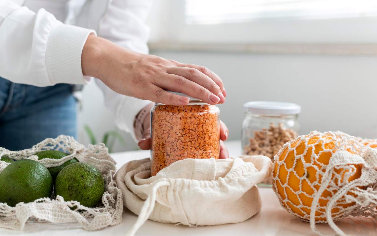 Barattoli difettosi, “Smettete di slogarvi un polso per aprirli”: basta un asciugamano e si apre da solo