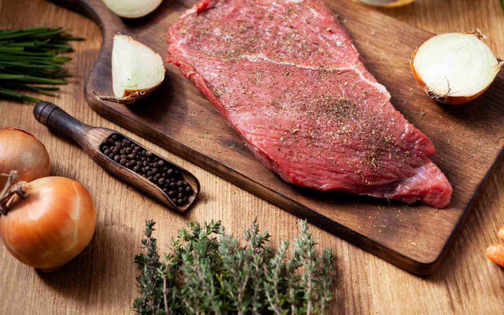 Carne cruda su un tagliere