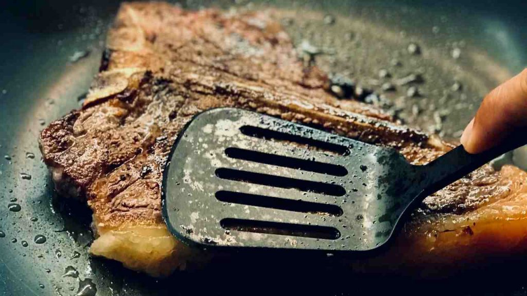 Carne, non osate cuocerla in padella: sprigiona il batterio killer | Gli ospedali sono pieni per colpa sua