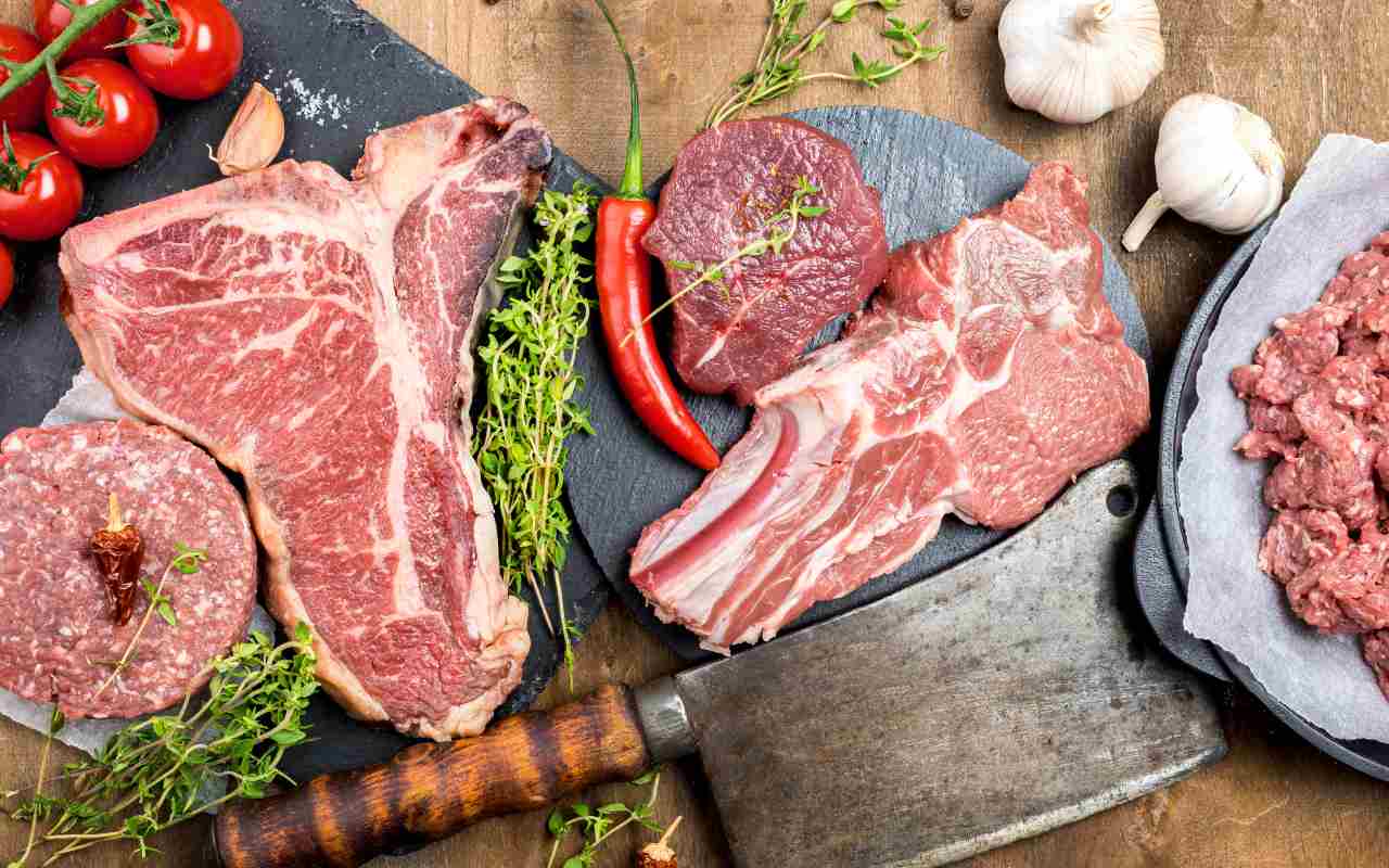 Carne, solo con il trucco della mano capisci se è cotta bene: se sbagli ti becchi parassiti ed Epatite E