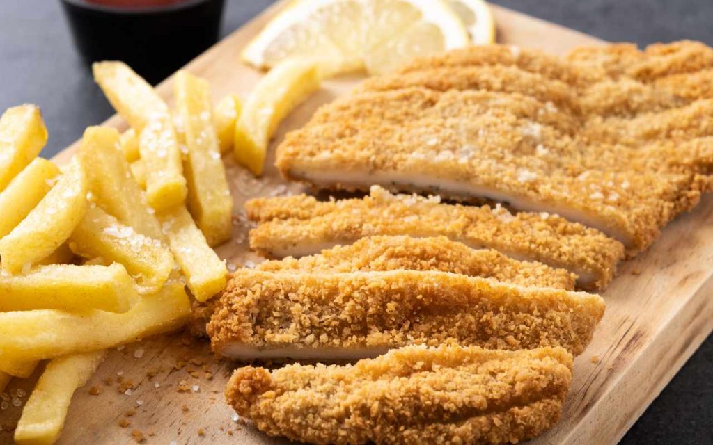 Cotoletta e patatine fritte in un piatto