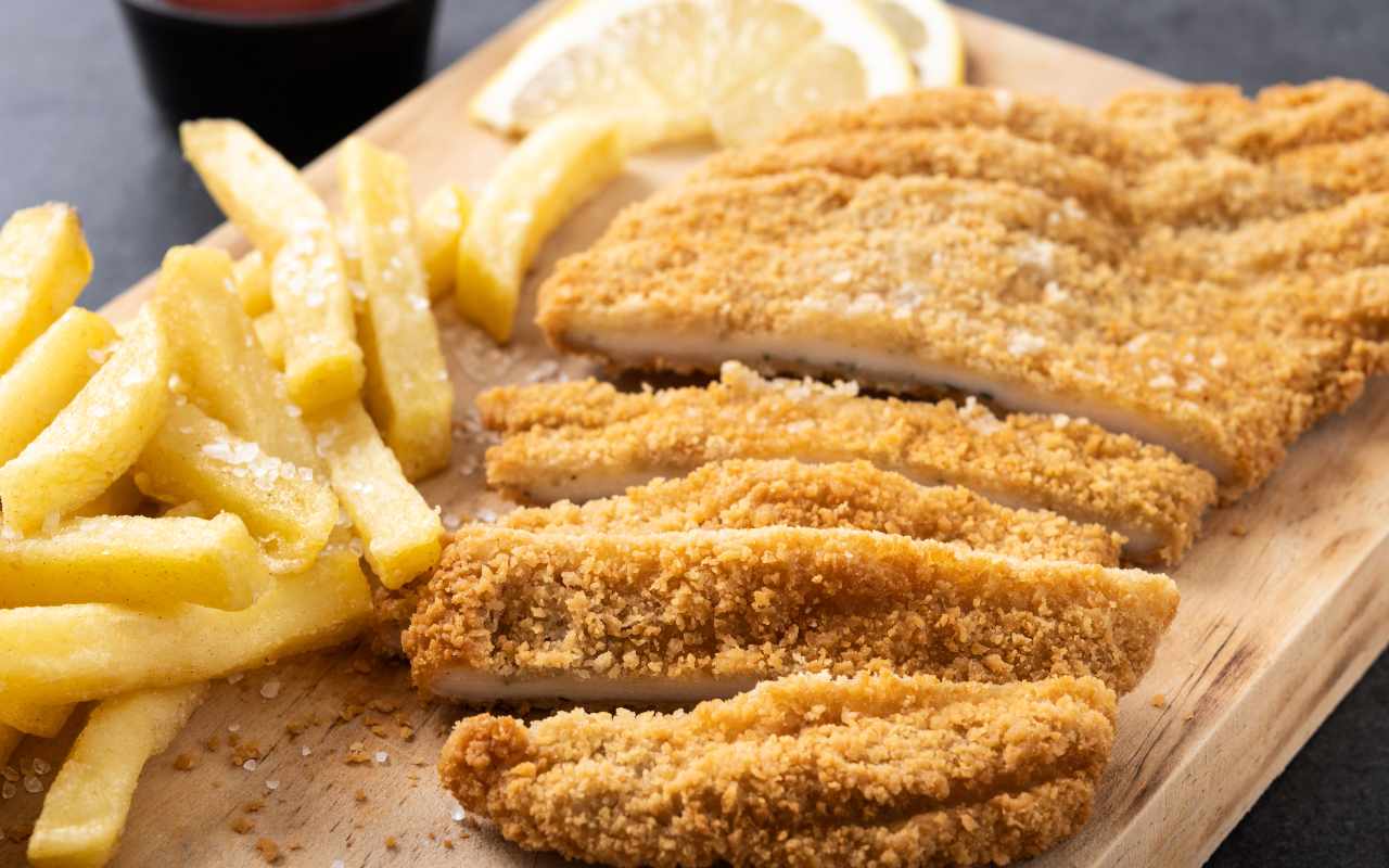 Cotoletta e patatine fritte in un piatto