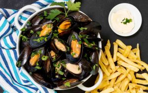Un soute di cozze con patatine fritte