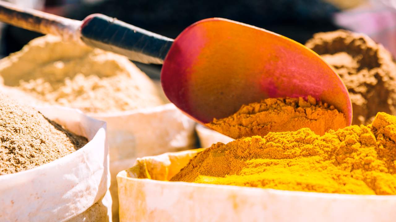 Curcuma, altro che spezia salutare: “Ha un elevato rischio microbiologico” | E voi la aggiungete ai piatti come se nulla fosse