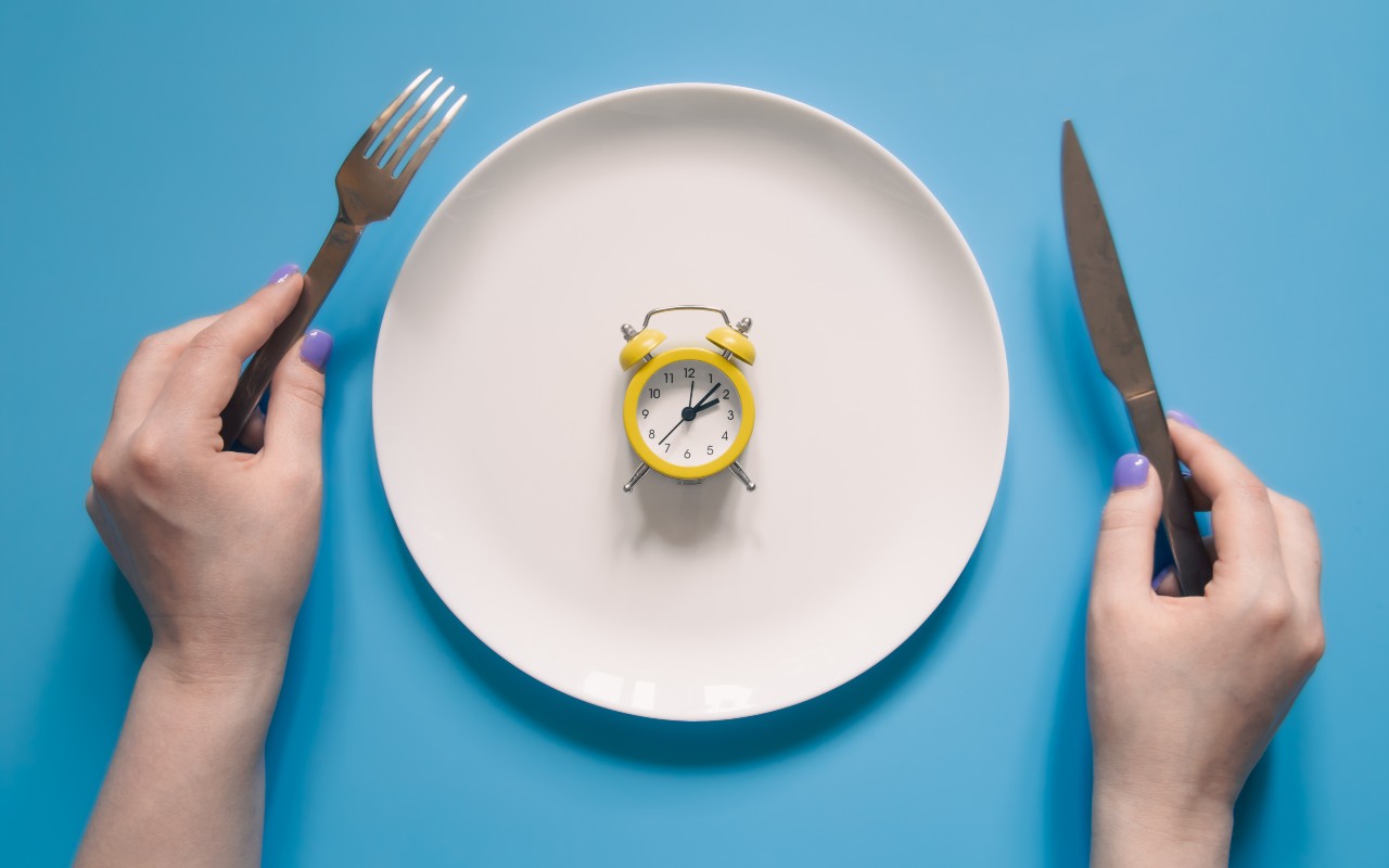 Un orologio su un piatto vuoto